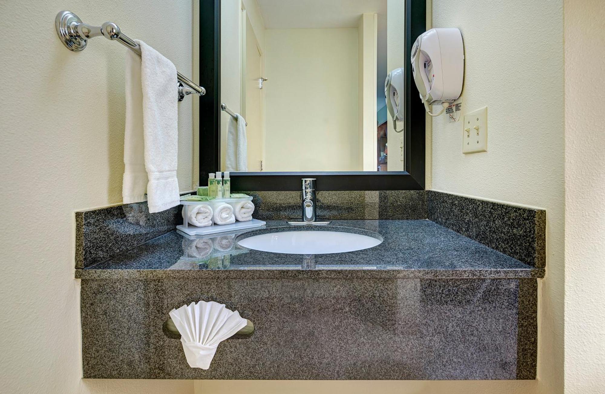 Express San Diego South - National By Ihg Hotel 2*